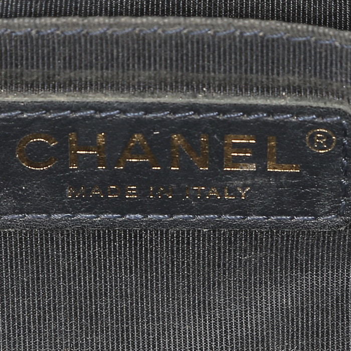 Chanel  Mademoiselle handbag  in navy blue chevron quilted leather - Detail D4