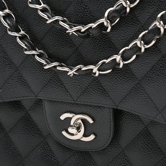 Sac bandoulière Chanel Timeless Jumbo en cuir grainé matelassé noir - Detail D1