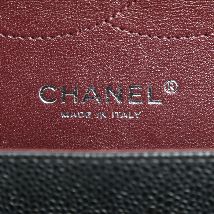 Sac bandoulière Chanel Timeless Jumbo en cuir grainé matelassé noir - Detail D4