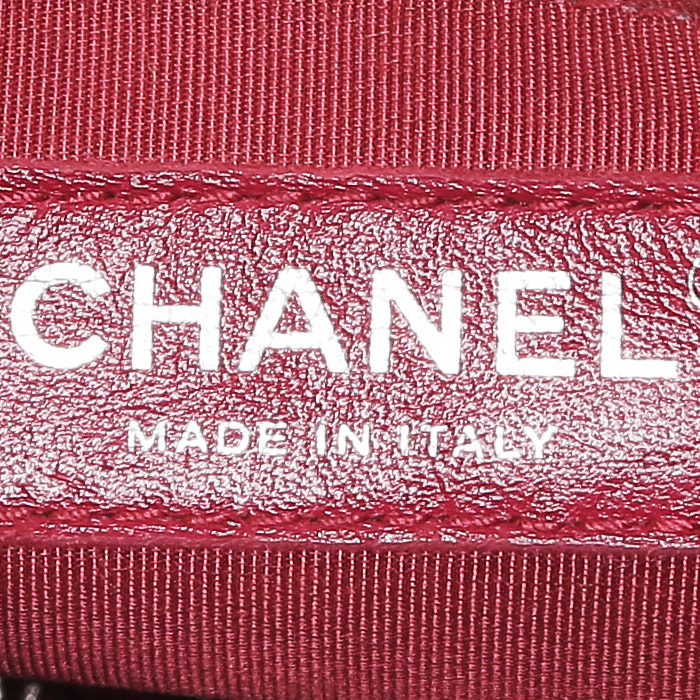 Bolso bandolera Chanel  Gabrielle  modelo mediano  en cuero acolchado negro - Detail D4