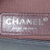 Sac bandoulière Chanel  Boy en cuir matelassé bleu-marine à décor de chaines - Detail D4 thumbnail