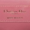 Sac bandoulière Dior  30 Montaigne en cuir grainé rose - Detail D4 thumbnail