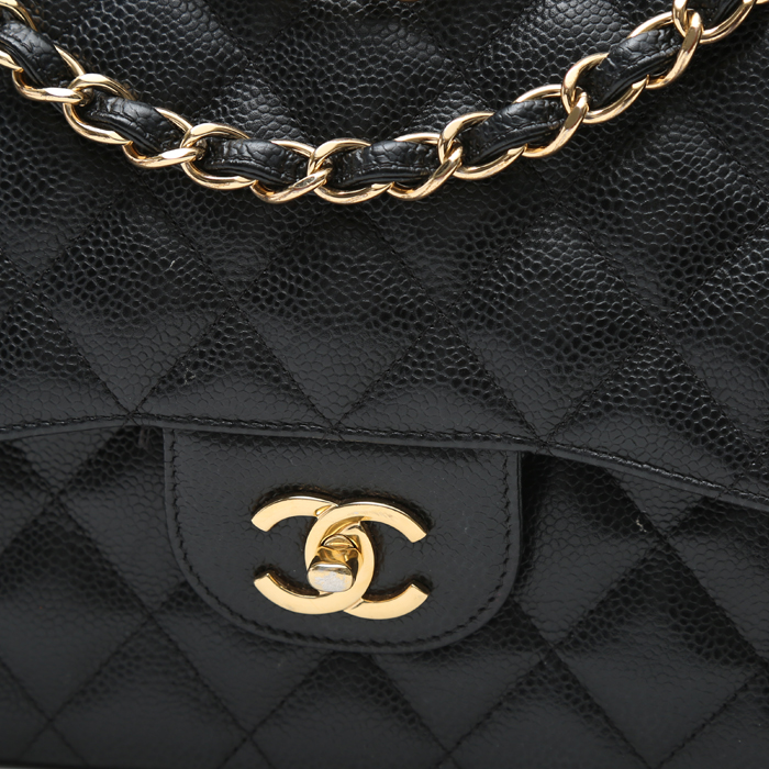 Chanel  Timeless Jumbo shoulder bag  in black quilted grained leather - Detail D1
