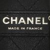 Bolso de mano Chanel  Timeless en vinilo transparente y cuero negro - Detail D4 thumbnail