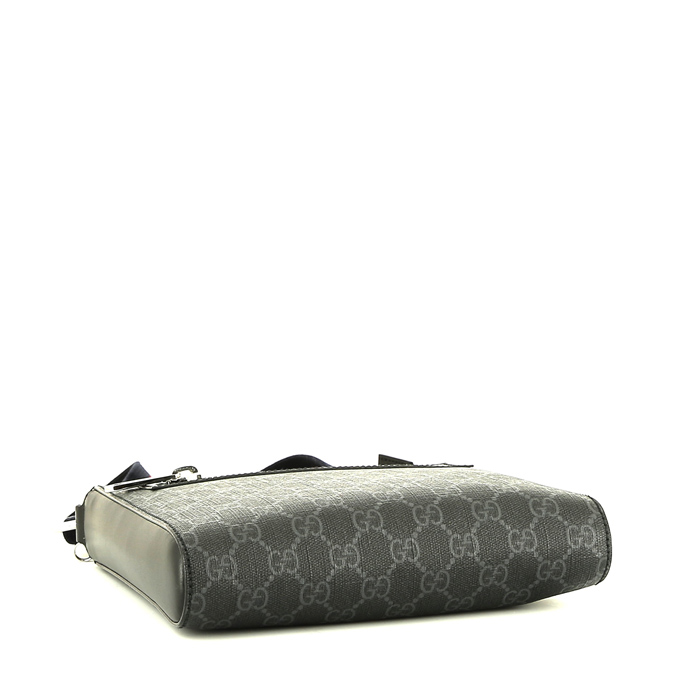 Bolso bandolera Gucci  Suprême GG en lona Monogram gris y cuero negro - Detail D4
