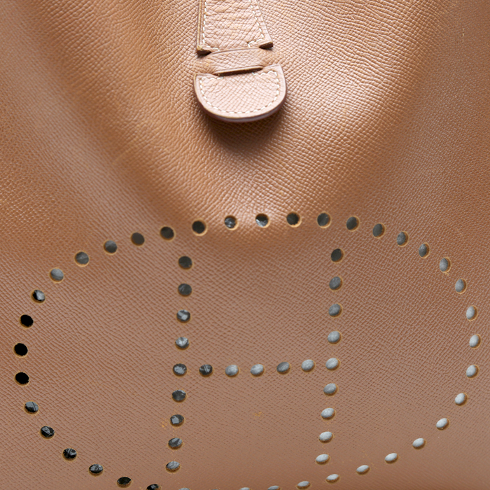 Hermès Evelyne shoulder bag in gold Courchevel leather - Detail D1