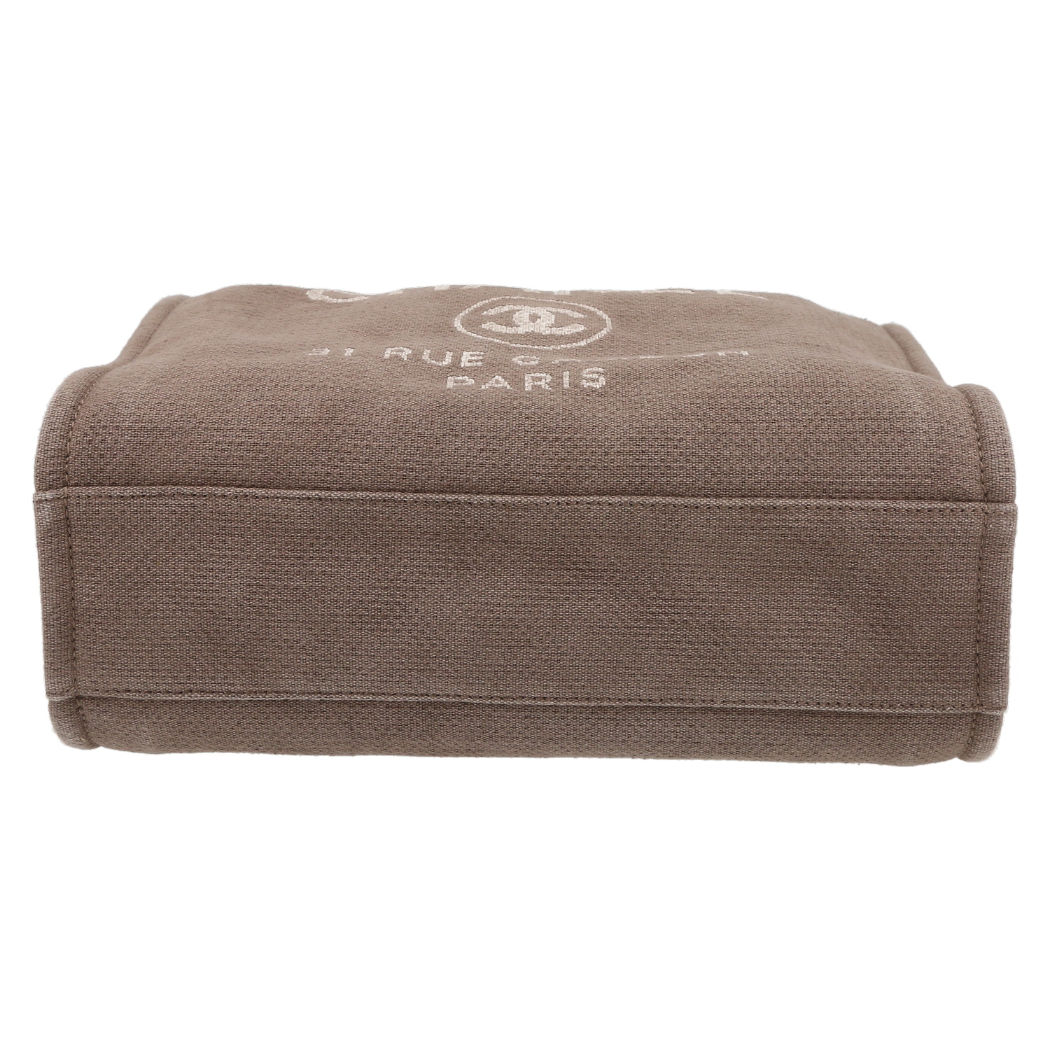 Sac cabas Chanel  Deauville en toile marron et cuir beige - Detail D4