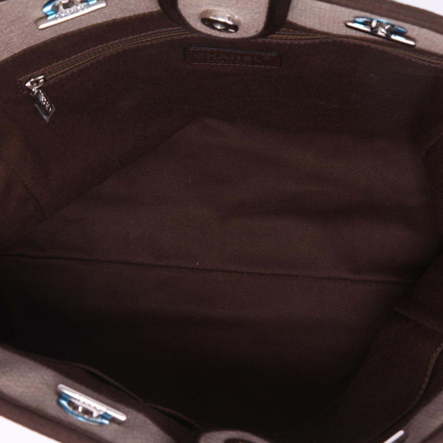 Shopping bag Chanel  Deauville in tela marrone e pelle beige - Detail D8