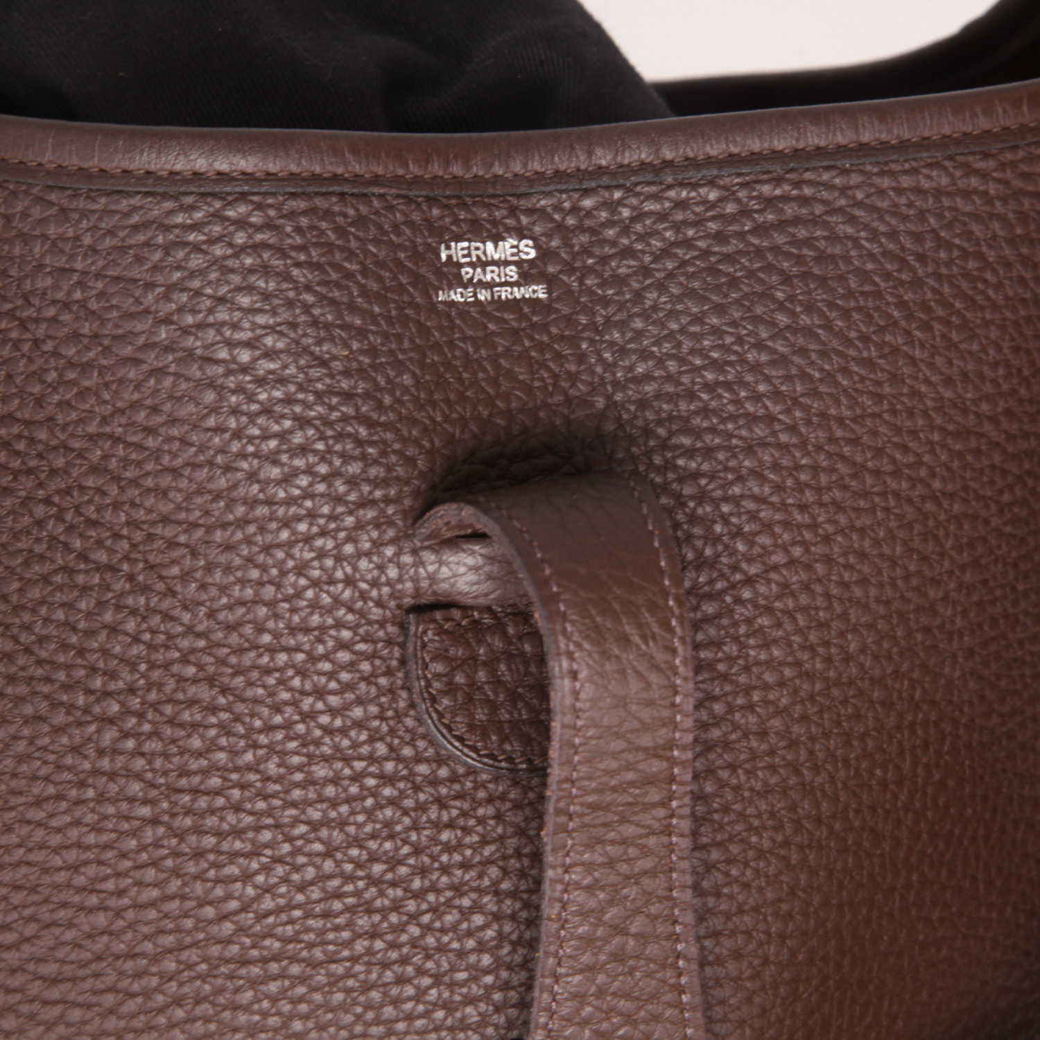 Sac bandoulière Hermès  Evelyne en cuir taurillon clémence marron - Detail D2