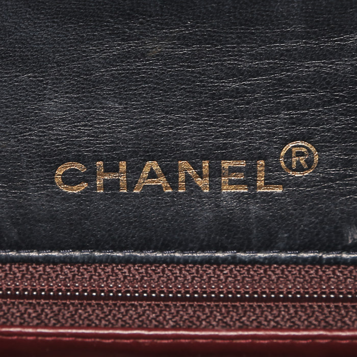 Chanel  Mademoiselle shoulder bag  in navy blue quilted leather - Detail D3