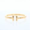 Bracciale a cerchio apribile Tiffany & Co Square T in oro giallo - 360 thumbnail