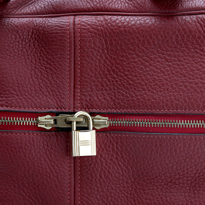 Hermès Victoria travel bag in red H togo leather - Detail D1