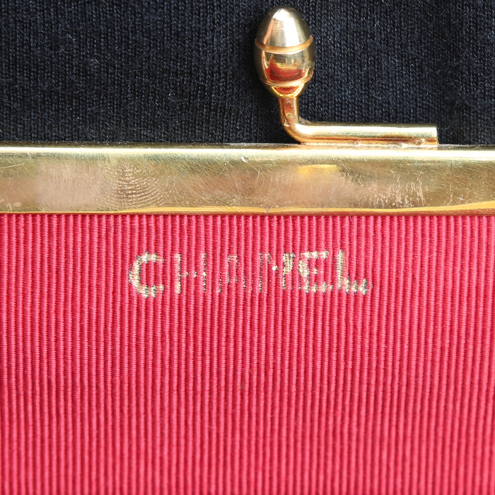 Chanel Vintage handbag in black chevrons canvas and black leather - Detail D4