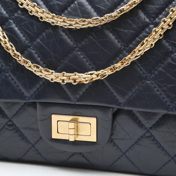 Sac à main Chanel Chanel 2.55 en cuir matelassé bleu-marine - Detail D1