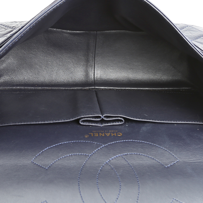 Sac à main Chanel Chanel 2.55 en cuir matelassé bleu-marine - Detail D3
