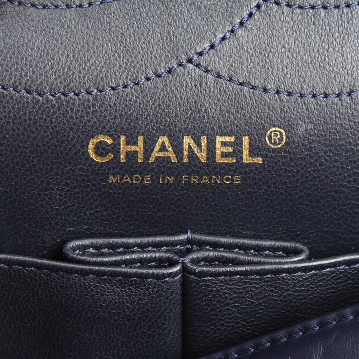 Sac à main Chanel Chanel 2.55 en cuir matelassé bleu-marine - Detail D4