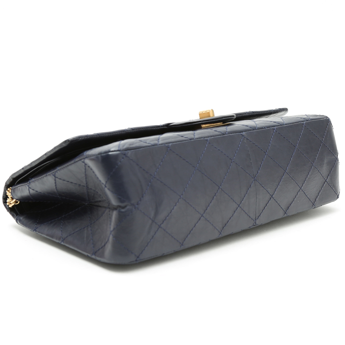 Sac à main Chanel Chanel 2.55 en cuir matelassé bleu-marine - Detail D5