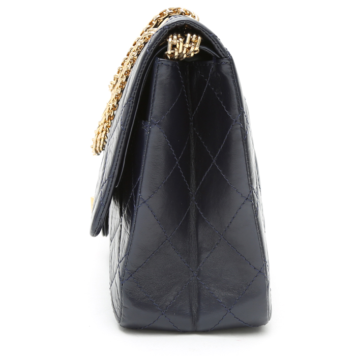 Sac à main Chanel Chanel 2.55 en cuir matelassé bleu-marine - Detail D6