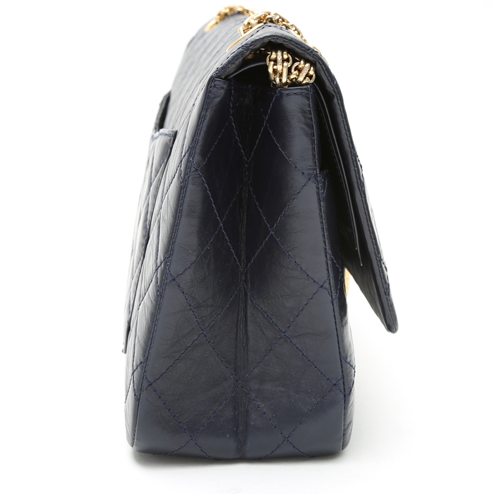 Sac à main Chanel Chanel 2.55 en cuir matelassé bleu-marine - Detail D7