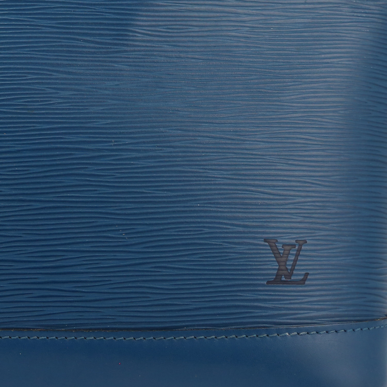 Sac à main Louis Vuitton  Alma en cuir épi bleu - Detail D1