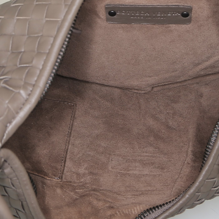 Sac à main Bottega Veneta  Veneta en cuir intrecciato taupe - Detail D2