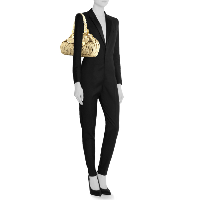 Bolso de mano Miu Miu   en lona beige y cuero dorado - Detail D1