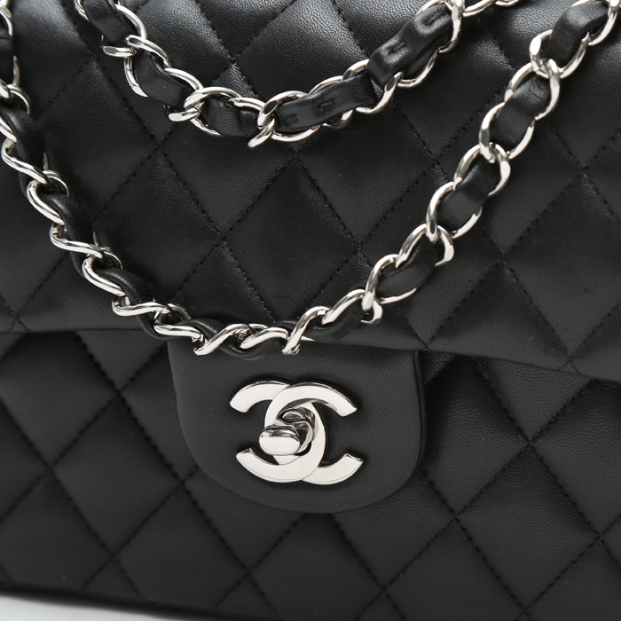 Bolso bandolera Chanel  Timeless Petit en cuero acolchado negro - Detail D1