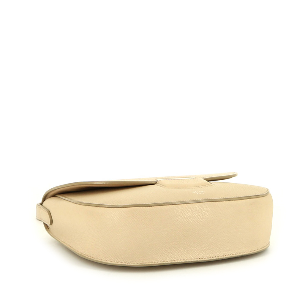 Sac bandoulière Celine Trotteur en cuir grainé beige - Detail D4