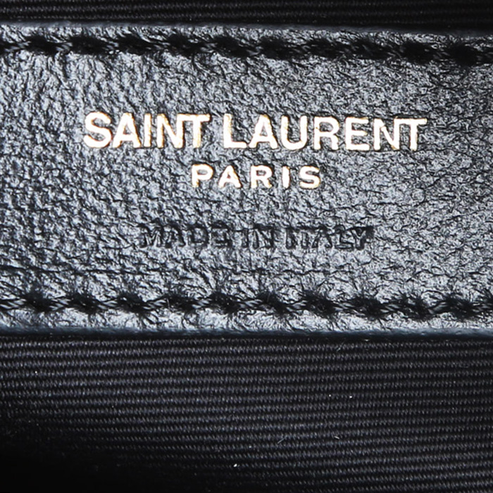 Saint Laurent Lou Sac Caméra shoulder bag in black quilted leather - Detail D4