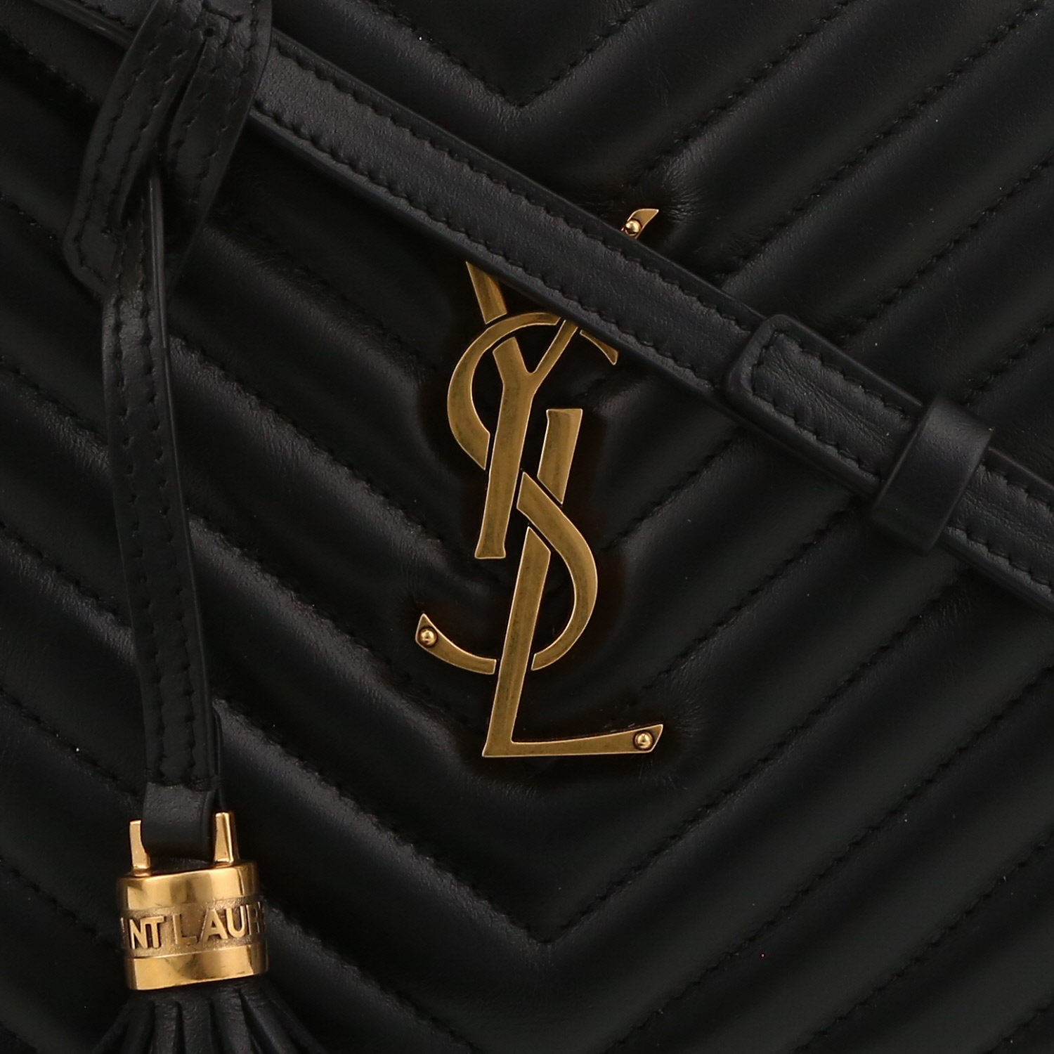 Saint Laurent Lou Sac Caméra shoulder bag in black quilted leather - Detail D1