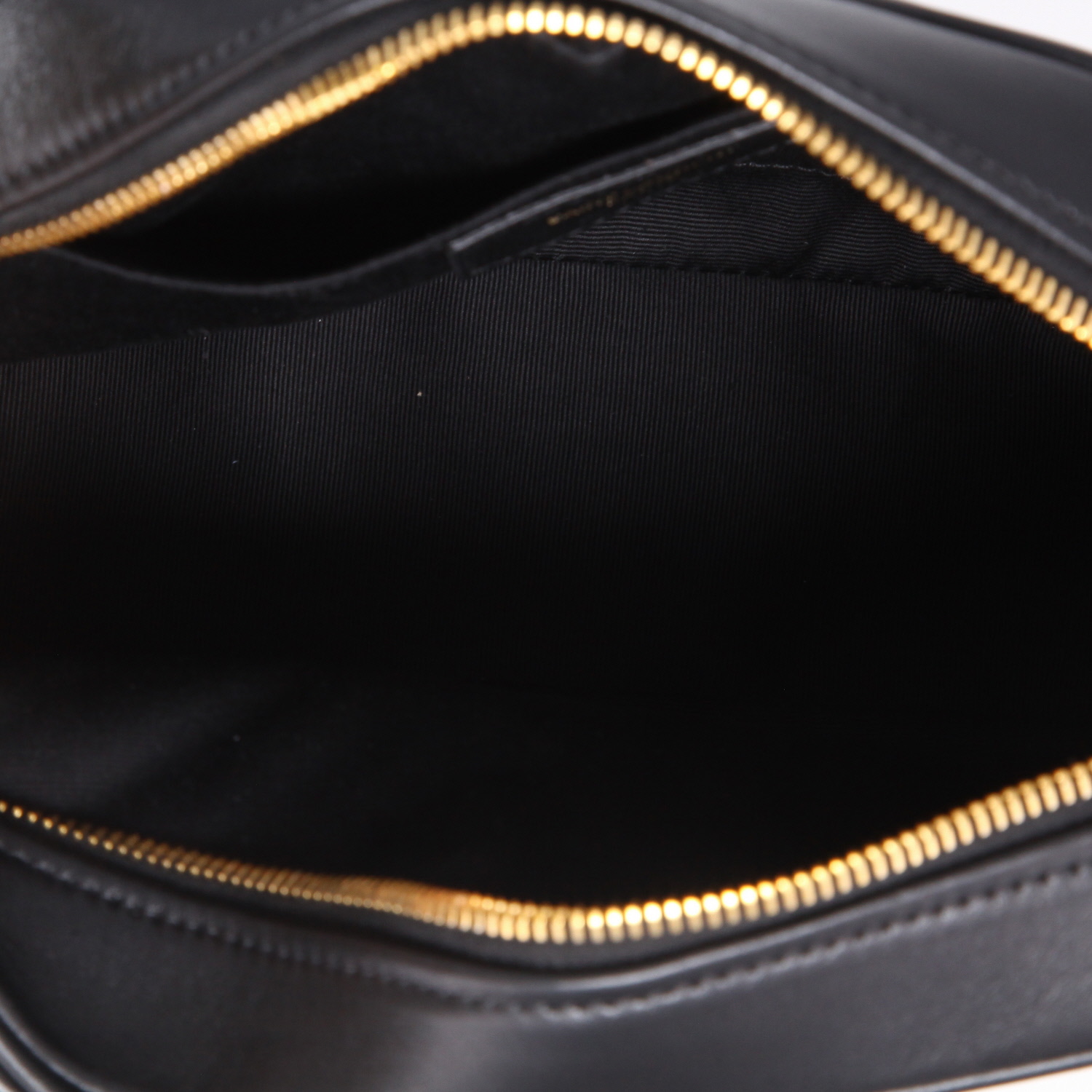 Saint Laurent Lou Sac Caméra shoulder bag in black quilted leather - Detail D8