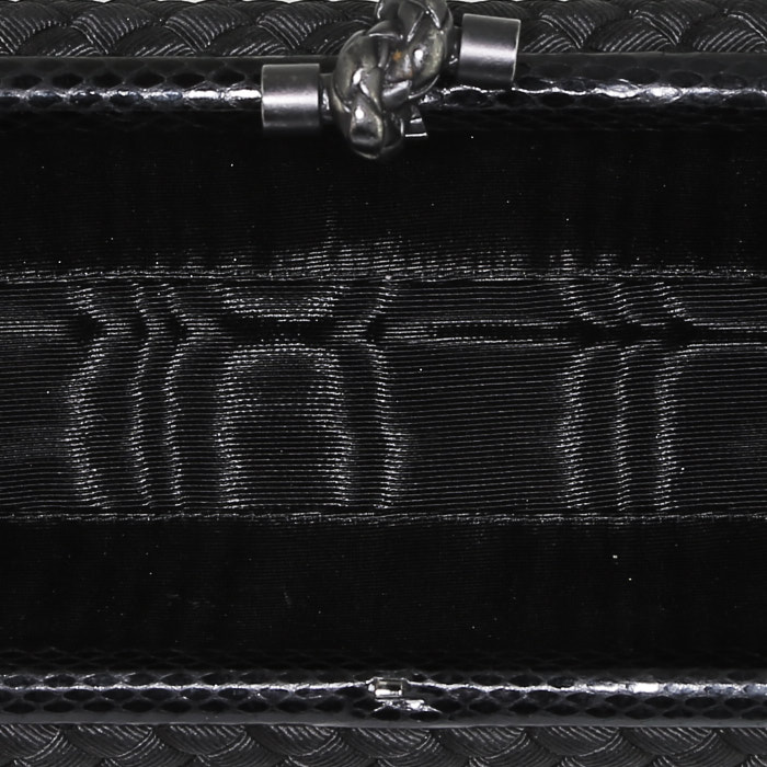Pochette Bottega Veneta  Knot en satin noir et python noir - Detail D2