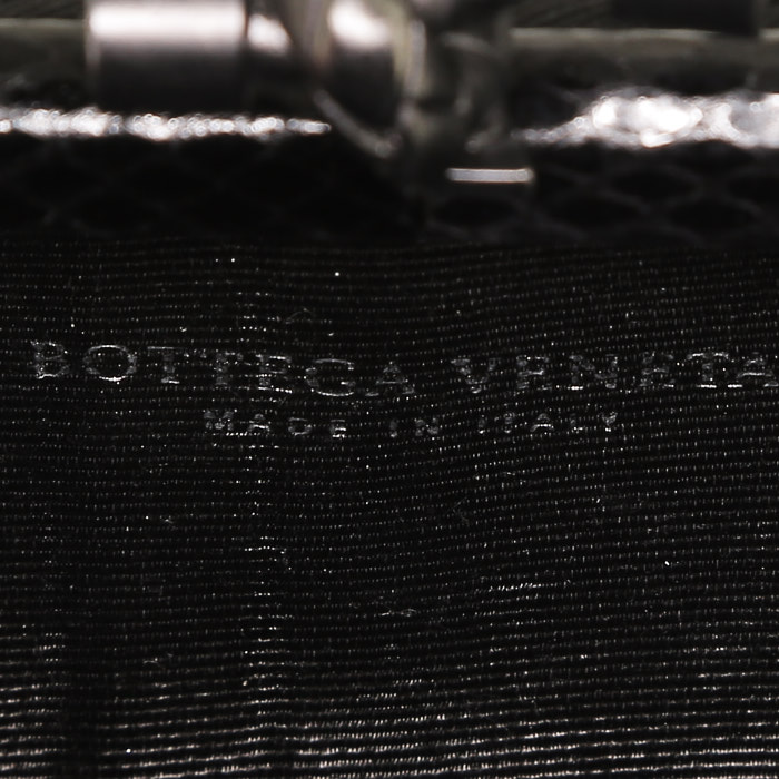Bolsito de mano Bottega Veneta  Knot en satén negro y piel de pitón negra - Detail D3