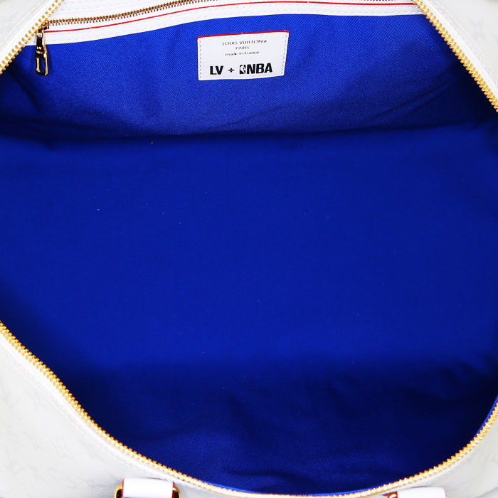 Bolso de fin de semana Louis Vuitton  Keepall Editions Limitées  x NBA  en cuero Monogram blanco y azul - Detail D3