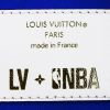 Bolso de fin de semana Louis Vuitton  Keepall Editions Limitées  x NBA  en cuero Monogram blanco y azul - Detail D4 thumbnail