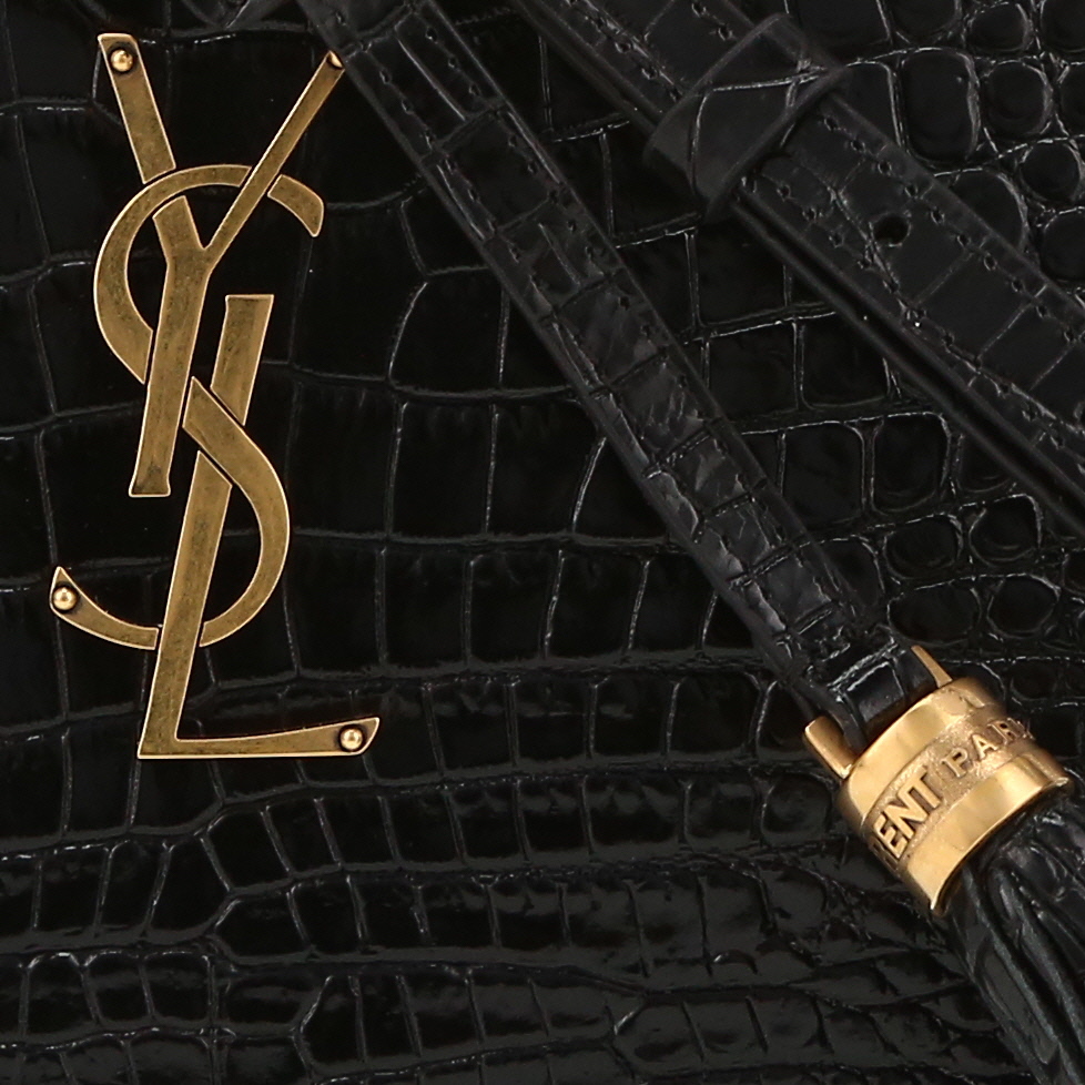 Saint Laurent Lou Sac Caméra shoulder bag in black leather - Detail D1