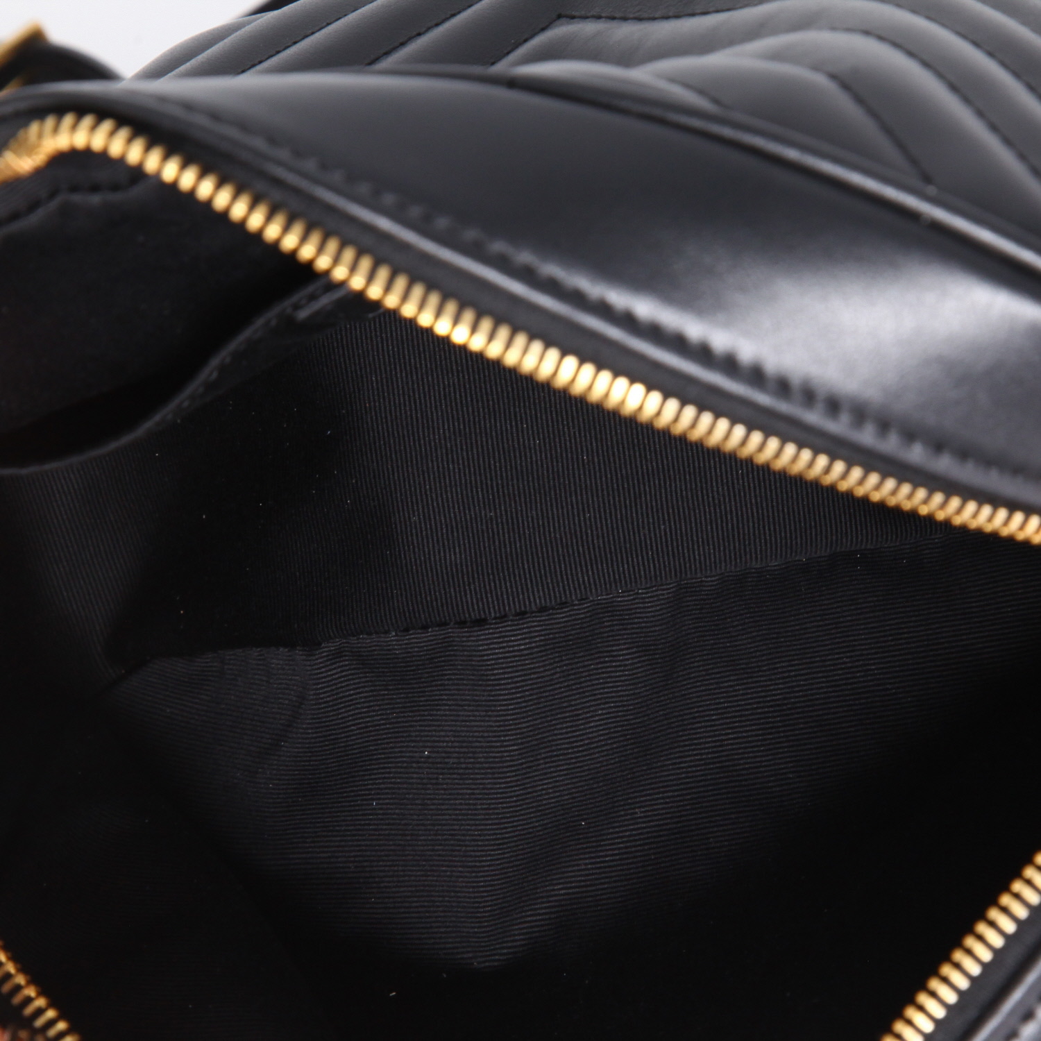 Bolso bandolera Saint Laurent  Lou Sac Caméra en cuero acolchado negro - Detail D8