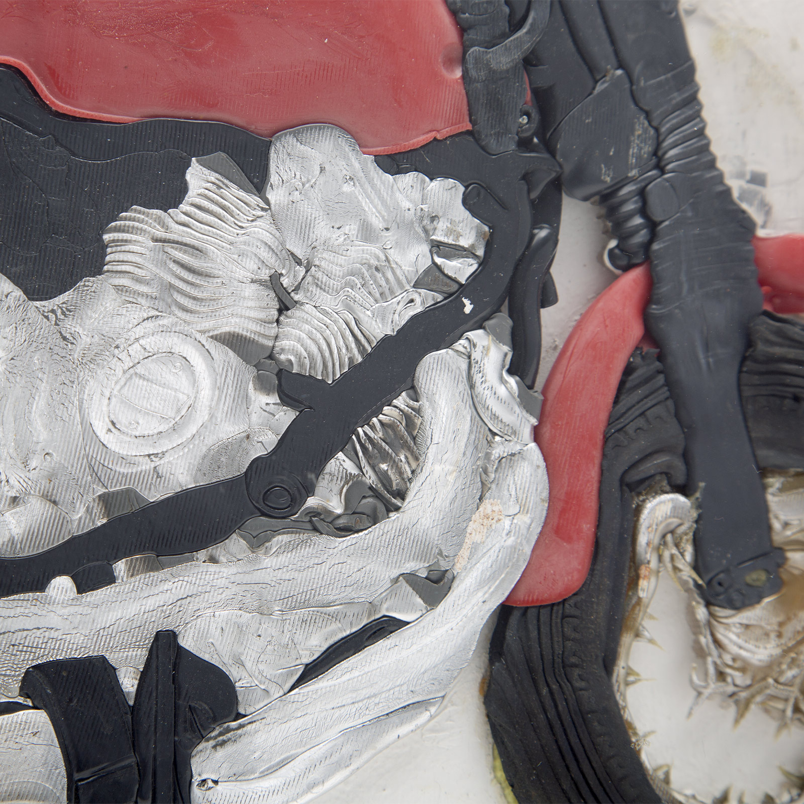 César, "Moto compressée", sculpture technique mixte sur panneau, coffret en plexiglas, signée, de 1975 - Detail D1