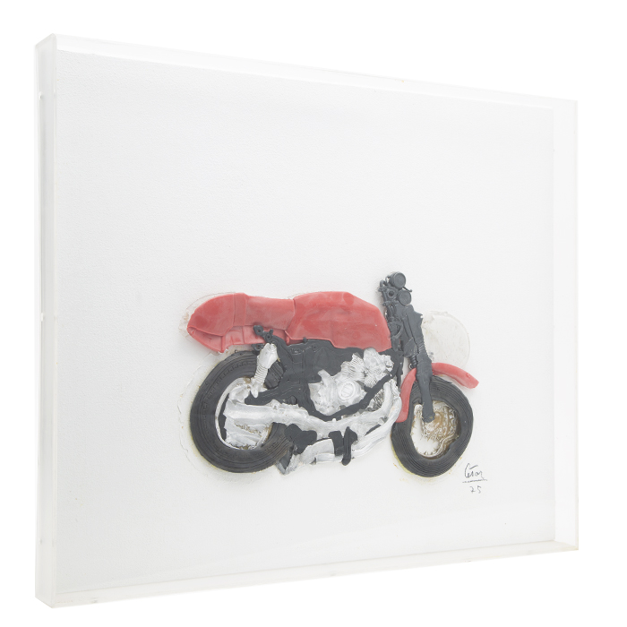 César, "Moto compressée", sculpture technique mixte sur panneau, coffret en plexiglas, signée, de 1975 - Detail D3
