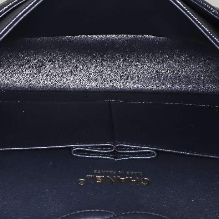 Bolso de mano Chanel  Timeless Classic en cuero granulado acolchado azul marino - Detail D3