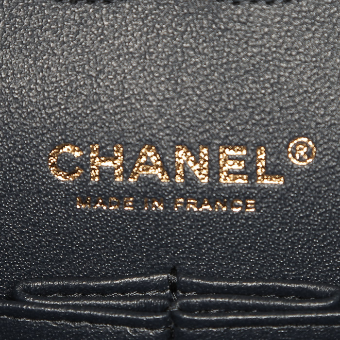 Chanel  Timeless Classic handbag  in navy blue quilted grained leather - Detail D4