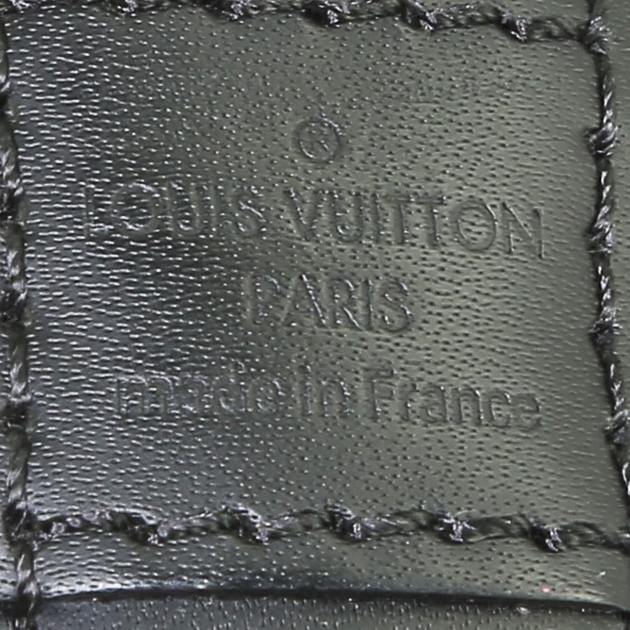 Bolso bandolera Louis Vuitton  Alma BB en cuero Epi bicolor azul y negro - Detail D4