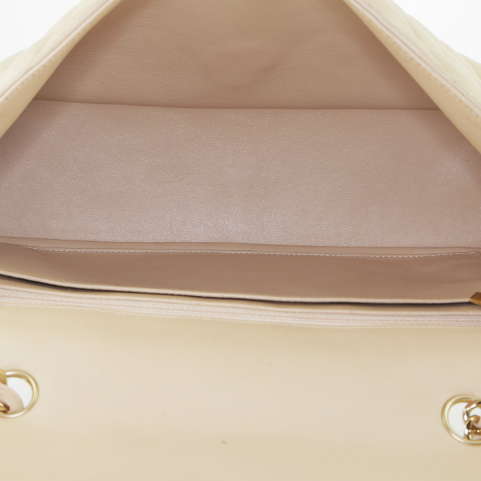 Bolso bandolera Chanel  Timeless Jumbo en cuero acolchado beige - Detail D3