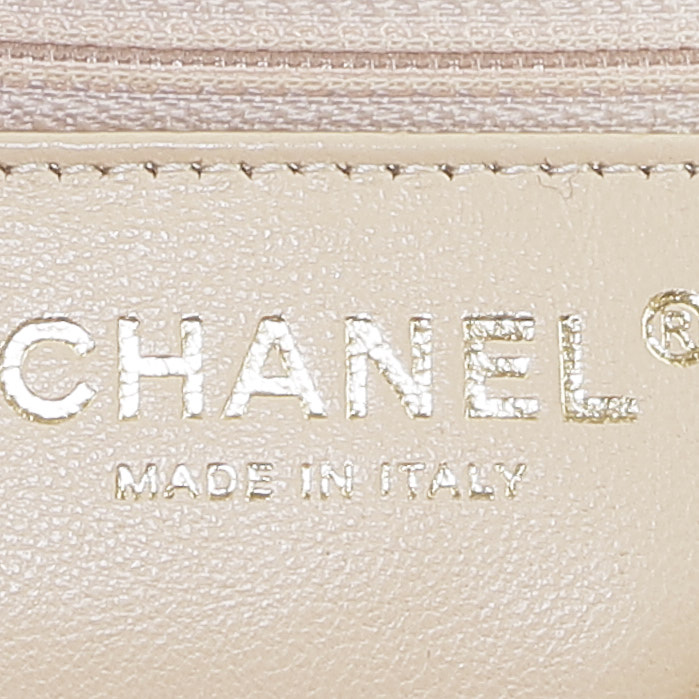 Bolso bandolera Chanel  Timeless Jumbo en cuero acolchado beige - Detail D4