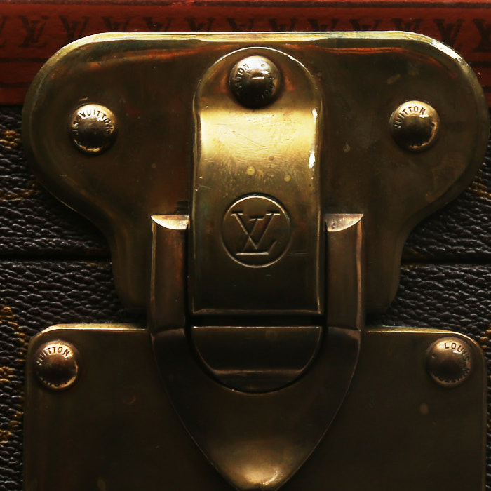 Vanity Louis Vuitton  Vanity en toile monogram marron et cuir naturel - Detail D1