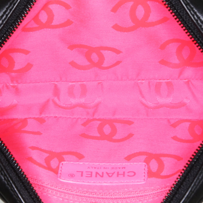 Bolso de mano Chanel  Cambon en cuero acolchado negro y blanco - Detail D2