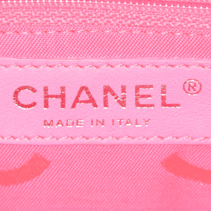 Sac à main Chanel  Cambon en cuir matelassé noir et blanc - Detail D3