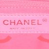 Bolso de mano Chanel  Cambon en cuero acolchado negro y blanco - Detail D3 thumbnail