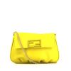 Sac à main Fendi  Baguette en cuir jaune - 360 thumbnail