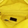 Bolso de mano Fendi  Baguette en cuero amarillo - Detail D2 thumbnail